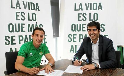 Guardado, presentado como jugador del Real Betis. Guardado, presentado como jugador del Real Betis.
