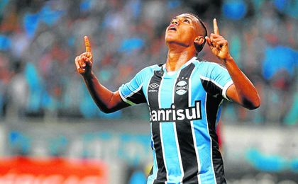 Pedro Rocha festeja un gol con la camiseta del Gremio, del que es su principal baluarte. Pedro Rocha festeja un gol con la camiseta del Gremio, del que es su principal baluarte.