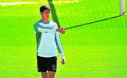 El Saint-Étienne se ha fijado en Aïsa Mandi, central argelino del Betis. El Saint-Étienne se ha fijado en Aïsa Mandi, central argelino del Betis.