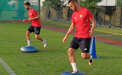 Sarabia y Pareja realizan un ejercicio. Sarabia y Pareja realizan un ejercicio.