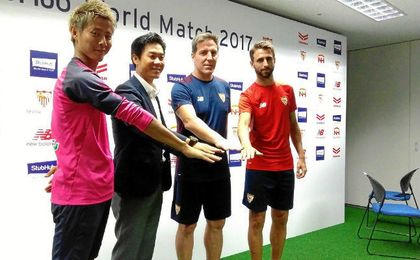 Berizzo y Pareja, junto a Yoon Jung-Hwan, técnico del Cerezo Osaka, y Youichiro Kakitani, capitán de los nipones. Berizzo y Pareja, junto a Yoon Jung-Hwan, técnico del Cerezo Osaka, y Youichiro Kakitani, capitán de los nipones.