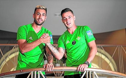 El delantero posa con Camarasa para ED. El delantero posa con Camarasa para ED.