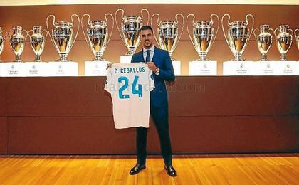 Ceballos posa con su camiseta blanco, donde portará el número 24. Ceballos posa con su camiseta blanco, donde portará el número 24.