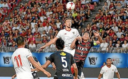 Lenglet salta por un balón en el partido ante el Kashima Antlers. Lenglet salta por un balón en el partido ante el Kashima Antlers.