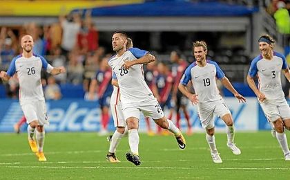 Dempsey celebra su gol, con el que iguala a Donovan. Dempsey celebra su gol, con el que iguala a Donovan.
