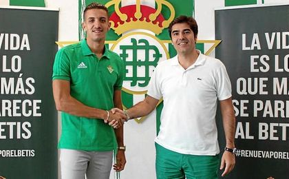 Feddal, con Ángel Haro, presidente del Betis. Feddal, con Ángel Haro, presidente del Betis.