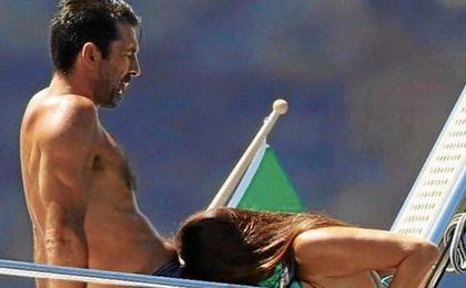 Buffon y su pareja en un yate. Buffon y su pareja en un yate.