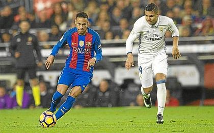 Neymar y Casemiro, en uno de los Clásicos de la pasada temporada. Neymar y Casemiro, en uno de los Clásicos de la pasada temporada.