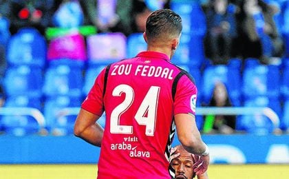 Feddal, en la imagen con la camiseta del Alavés, está a punto de firmar por el Betis. Feddal, en la imagen con la camiseta del Alavés, está a punto de firmar por el Betis.