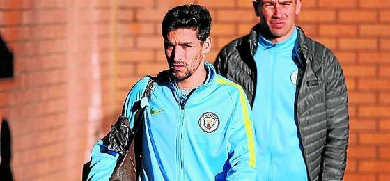 Jesús Navas espera esa llamada que tanto ansía para preparar la maleta y viajar a Inglaterra con el Sevilla. Jesús Navas espera esa llamada que tanto ansía para preparar la maleta y viajar a Inglaterra con el Sevilla.