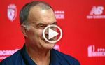 Marcelo Bielsa paga la novatada cantando un tango