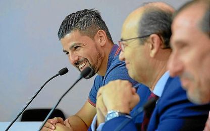 Nolito, muy sonriente durante su presentación. Nolito, muy sonriente durante su presentación.
