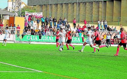 Salvi anotó la pasada campaña cuatro goles con el Utrera en el Grupo X de Tercera. Salvi anotó la pasada campaña cuatro goles con el Utrera en el Grupo X de Tercera.