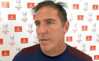 Berizzo, atendiendo a los micrófonos de la Emirates Cup. Berizzo, atendiendo a los micrófonos de la Emirates Cup.