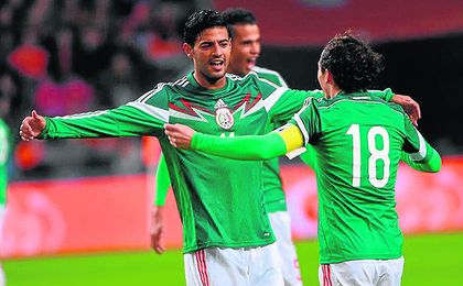 Carlos Vela se abraza con Guardado, con el que podría coincidir en el Betis, en un partido con México. Carlos Vela se abraza con Guardado, con el que podría coincidir en el Betis, en un partido con México.
