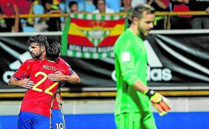 Costa celebra un gol con España con una bandera bética al fondo. Costa celebra un gol con España con una bandera bética al fondo.