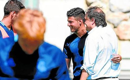 Jokin Aperribay sonríe junto a Carlos Vela en un entrenamiento. Jokin Aperribay sonríe junto a Carlos Vela en un entrenamiento.