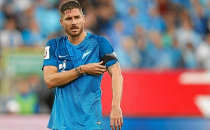 El Zenit no da facilidades para la salida de Javi García. El Zenit no da facilidades para la salida de Javi García.