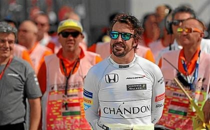 Alonso, muy sonriente por el paddock de Hungaroring. Alonso, muy sonriente por el paddock de Hungaroring.