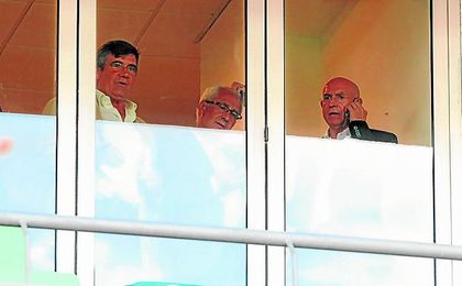 Serra sigue pegado al teléfono. Serra sigue pegado al teléfono.