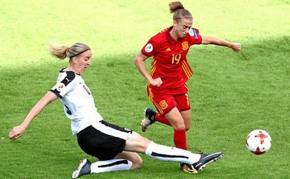 Bárbara Latorre, en un lance del juego del partido que les enfrentó a Austria. Bárbara Latorre, en un lance del juego del partido que les enfrentó a Austria.