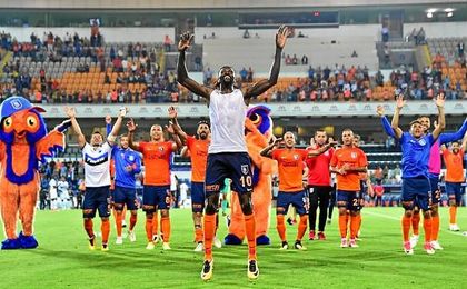 Adebayor es una de las estrellas del Basaksehir turco. Adebayor es una de las estrellas del Basaksehir turco.