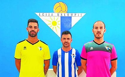 Juan Delgado, Jonathan Ruíz y Fermín posan con las nuevas camisetas. Juan Delgado, Jonathan Ruíz y Fermín posan con las nuevas camisetas.
