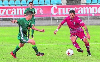 Lance del choque jugado en el día de ayer entre el Badajoz y el Betis Deportivo. Lance del choque jugado en el día de ayer entre el Badajoz y el Betis Deportivo.