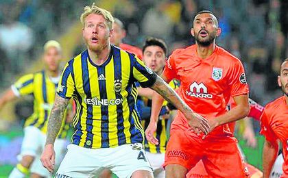 Kjaer, durante un enfrentamiento contra el Basaksehir. Kjaer, durante un enfrentamiento contra el Basaksehir.
