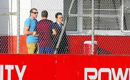 Óscar Arias, director deportivo del Sevilla, junto al ex vicepresidente del club, en la ciudad deportiva. Óscar Arias, director deportivo del Sevilla, junto al ex vicepresidente del club, en la ciudad deportiva.