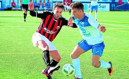 Alvi disputa un balón con Viñolo en el Castilleja-Cabecense de la pasada temporada. Alvi disputa un balón con Viñolo en el Castilleja-Cabecense de la pasada temporada.