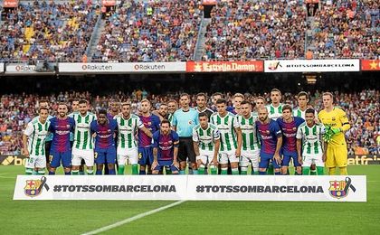 Emotivos momento previos al partido en el Camp Nou. Emotivos momento previos al partido en el Camp Nou.