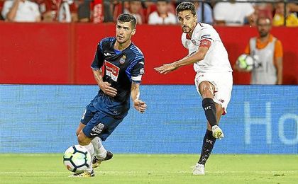 Navas pone un balón al área del Espanyol. Navas pone un balón al área del Espanyol.