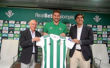 Javi García, en su presentación con el Betis. Javi García, en su presentación con el Betis.