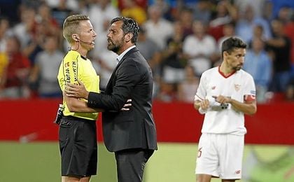 Quique comenta con el árbitro la acción del 1-0. Quique comenta con el árbitro la acción del 1-0.