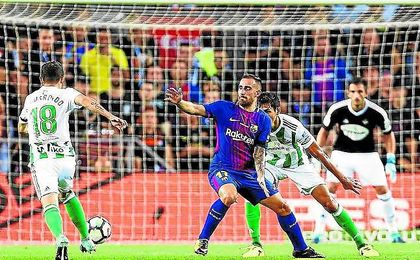 Guardado destacó ayer por su sacrificio sobre el campo, aunque estuvo muy solo en su labor. Guardado destacó ayer por su sacrificio sobre el campo, aunque estuvo muy solo en su labor.