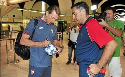 Óscar Arias espera que el Sevilla F.C. pase a la fase de grupos de la Champions. Óscar Arias espera que el Sevilla F.C. pase a la fase de grupos de la Champions.