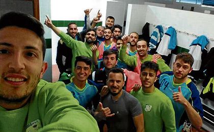 Los futbolistas del Palomares se hacen un autorretrato en el vestuario para ESTADIO Deportivo. Los futbolistas del Palomares se hacen un autorretrato en el vestuario para ESTADIO Deportivo.