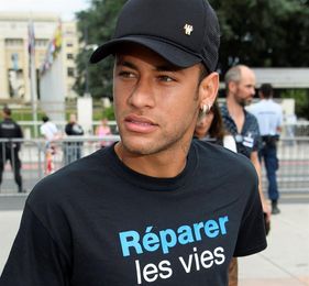 El sindicato de futbolistas franceses defiende a Neymar y ataca al Barça El sindicato de futbolistas franceses defiende a Neymar y ataca al Barça