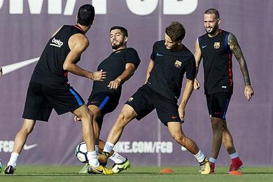 El Barça celebra el último entrenamiento de la semana sin Douglas El Barça celebra el último entrenamiento de la semana sin Douglas
