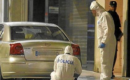 La Policía Científica inspecciona el lugar de los hechos en Elda. La Policía Científica inspecciona el lugar de los hechos en Elda.