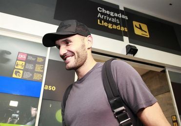 Unos 200 aficionados dan la bienvenida a Lucas en su regreso al Dépor Unos 200 aficionados dan la bienvenida a Lucas en su regreso al Dépor