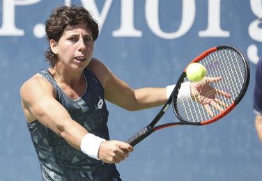 Carla Suárez se mete en octavos de final tras vencer a la rusa Makarova Carla Suárez se mete en octavos de final tras vencer a la rusa Makarova