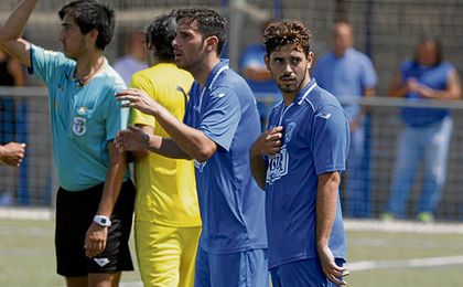 Un futbolista del Bellavista B espera en la banda a ingresar en el terreno de juego durante el partido del filial fronterizo con el Camino Viejo (Grupo II de Segunda Andaluza) del pasado fin de semana. Un futbolista del Bellavista B espera en la banda a ingresar en el terreno de juego durante el partido del filial fronterizo con el Camino Viejo (Grupo II de Segunda Andaluza) del pasado fin de semana.