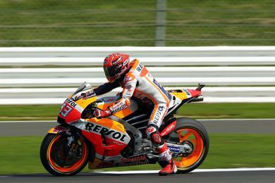 Márquez domina en MotoGP y Dovizioso asciende a la tercera plaza en la última vuelta Márquez domina en MotoGP y Dovizioso asciende a la tercera plaza en la última vuelta