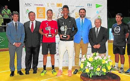El español Íñigo Cervantes y el canadiense Felix Auger-Aliassime posan con los trofeos junto a las autoridades presentes. El español Íñigo Cervantes y el canadiense Felix Auger-Aliassime posan con los trofeos junto a las autoridades presentes.