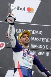 Fenati suma su segunda victoria del año en una carrera de Moto3 plagada de caídas Fenati suma su segunda victoria del año en una carrera de Moto3 plagada de caídas