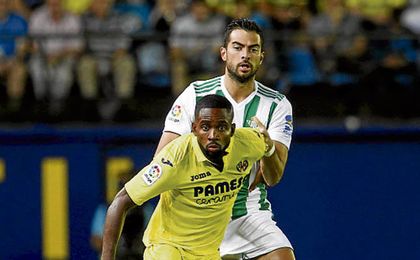 Cédric Bakambu intenta proteger el balón ante la presión de Jordi Amat Cédric Bakambu intenta proteger el balón ante la presión de Jordi Amat
