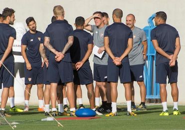 El Sevilla se entrena tras volver de Liverpool con Sarabia y Pizarro ´tocados´ El Sevilla se entrena tras volver de Liverpool con Sarabia y Pizarro ´tocados´