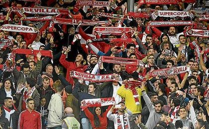 Anfield apreció a la afición del Sevilla Anfield apreció a la afición del Sevilla
